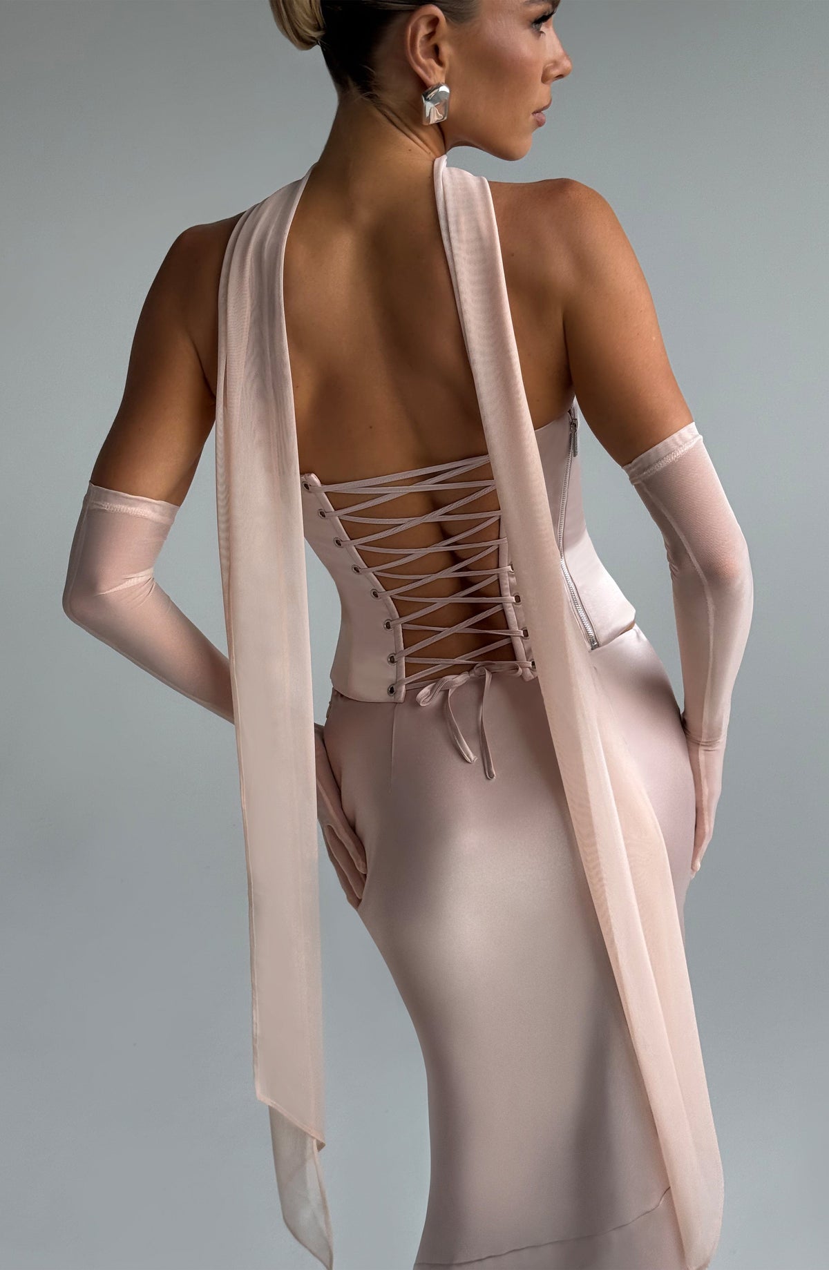 Elira Gloves in Soft Peach